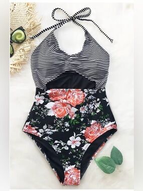 NEW with tags women’s size small Cupshe swimsuit.